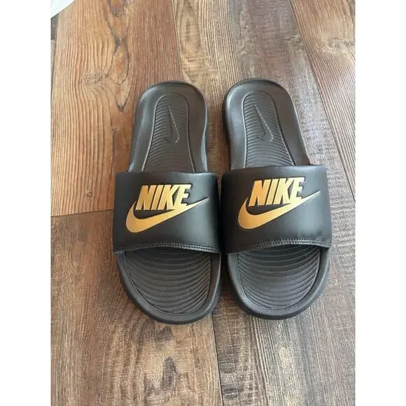 Nike VICTORI ONE Black/Metallic Gold CN9675-006 Comfort Sandals Mens Sz 8 - Picture 3 of 5